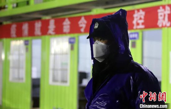 圖為警方在一線值守。 貴陽市公安局供圖 圖為警方在一線值守。 貴陽市公安局供圖