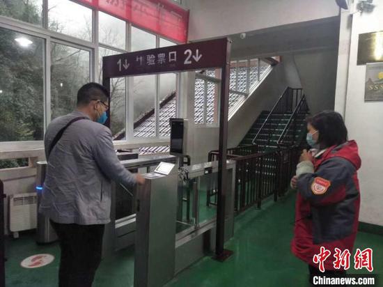 游客自行刷身份證檢票入園。江口宣傳部供圖 游客自行刷身份證檢票入園。江口宣傳部供圖