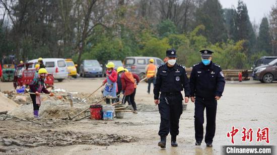 圖為警方在一線值守。 貴陽市公安局供圖 圖為警方在一線值守。 貴陽市公安局供圖