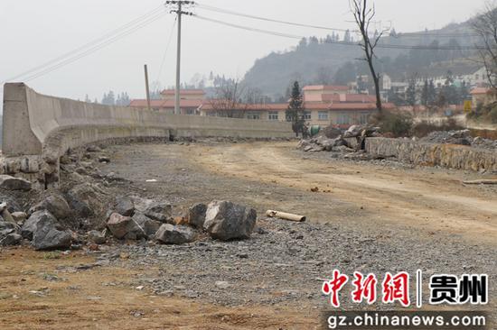 正在修建中的s306海子街到小吉场道路