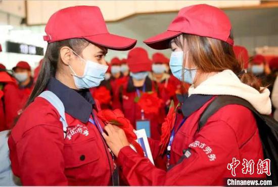 新疆和田：包机运送务工者 助复工促脱贫