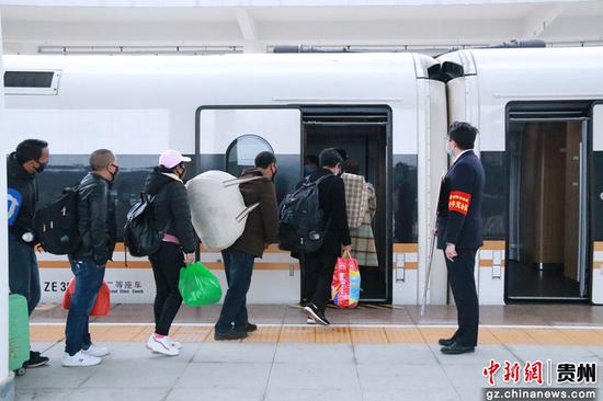 乘坐復工專列返崗。趙夢楠 攝 乘坐復工專列返崗。趙夢楠 攝