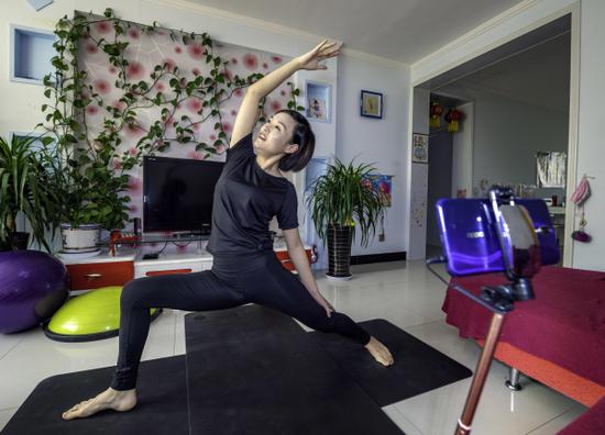 2020年2月28日，新时代文明实践中心志愿者杜欣萍通过网络直播平台，为社区居民进行瑜伽教学。李飞 摄