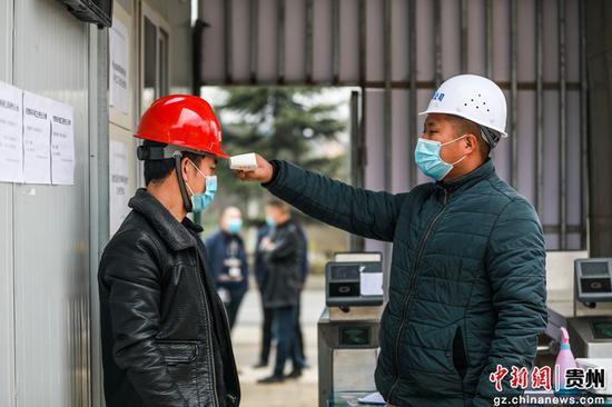 畢節市七星關區碧海街道前所小學改擴建工程施工工地工人正接受體溫測量。陳曦 攝 畢節市七星關區碧海街道前所小學改擴建工程施工工地工人正接受體溫測量。陳曦 攝