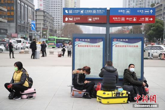 3月1日,旅客在站前广场候车。近日,贵阳站站前广场上旅客逐渐增多。中新社记者 瞿宏伦 摄 3月1日,旅客在站前广场候车。近日,贵阳站站前广场上旅客逐渐增多。中新社记者 瞿宏伦 摄