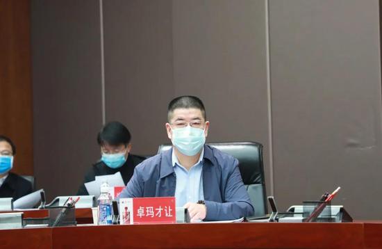 卓瑪才讓宣讀有關文件 卓瑪才讓宣讀有關文件