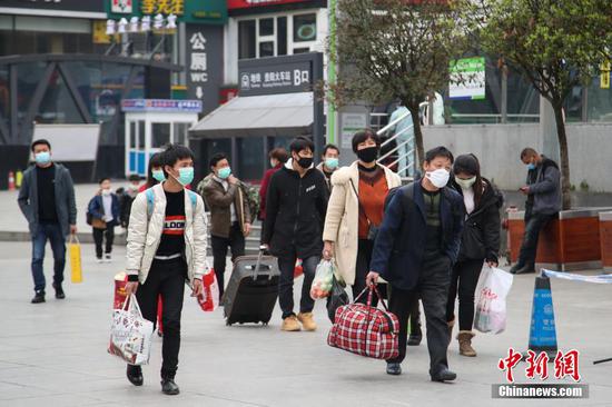 3月1日,旅客携带行李走进站前广场。近日,贵阳站站前广场上旅客逐渐增多。中新社记者 瞿宏伦 摄 3月1日,旅客携带行李走进站前广场。近日,贵阳站站前广场上旅客逐渐增多。中新社记者 瞿宏伦 摄