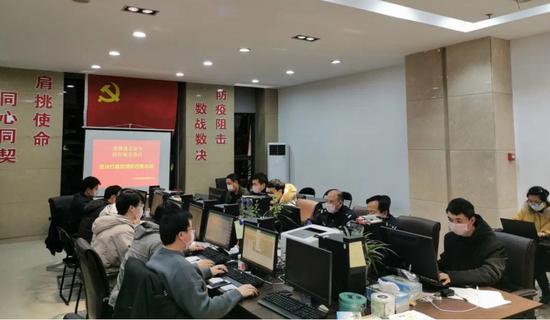 图为:浙江三门推行“红黄码”紧急核查处置法。 鲍雯霞提供