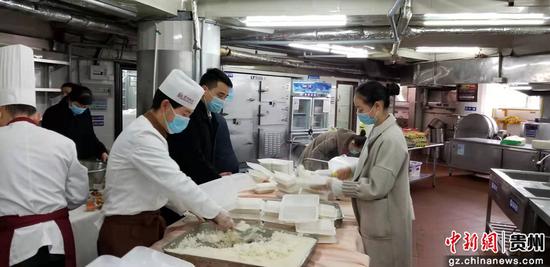 酒店集团贵州饭店复工复产。图为厨房一瞥
