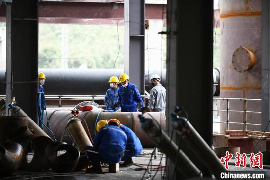 图为工人正在施工。 金钢 摄 图为工人正在施工。 金钢 摄