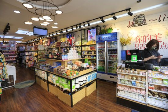 3月6日,焉耆县城内新华路上的百货商店已开始正常营业.路纲 摄