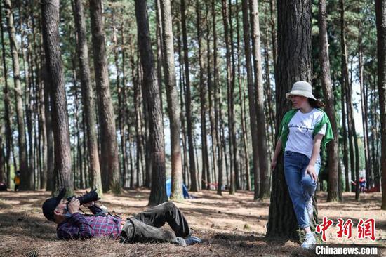 游客在龙架山国家森林公园拍摄照片。 瞿宏伦 摄 游客在龙架山国家森林公园拍摄照片。 瞿宏伦 摄