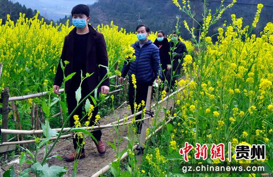 黔西县铁石小学送课上门的教师走在乡间路上 熊军万 摄 黔西县铁石小学送课上门的教师走在乡间路上 熊军万 摄