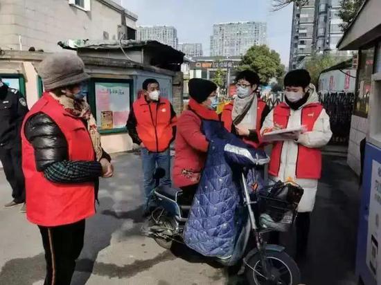 街道人大参与疫情防控。 西湖区人大供图