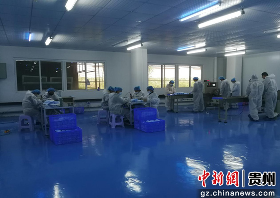 贵州煌景医疗器械有限公司工人正在忙碌生产口罩。毕节市投资促进局供图 贵州煌景医疗器械有限公司工人正在忙碌生产口罩。毕节市投资促进局供图