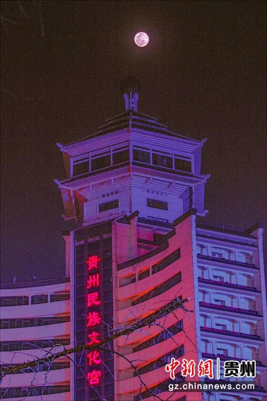 3月10日晚,“超级月亮”现身贵阳夜空。 3月10日晚,“超级月亮”现身贵阳夜空。