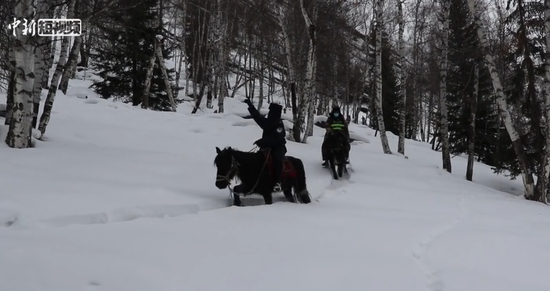 新疆阿勒泰边防:零下30度严寒中骑马踏雪巡边