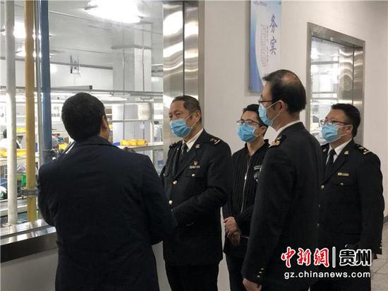 毕节海关查看企业复工复产情况。