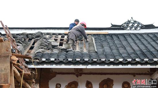 黔西县中建乡营盘村改建民宿瓦片翻新 周顺和 摄 黔西县中建乡营盘村改建民宿瓦片翻新 周顺和 摄
