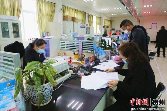 工作人员正在为群众办理业务 工作人员正在为群众办理业务