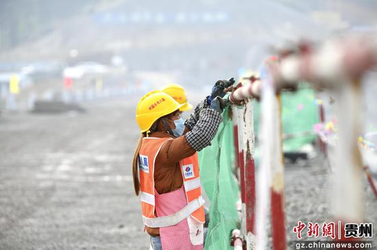 施工人员在安龙县平桥水库枢纽工程现场施工 施工人员在安龙县平桥水库枢纽工程现场施工