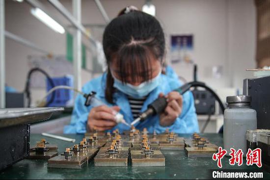 3月6日,贵州省贵安新区高端装备制造产业园内一家企业员工正在生产作业。近日,贵州省贵安新区入驻企业在做好疫情防控的同时有序复工复产。截至3月5日,贵安新区直管区工业企业已复产54户,复产率约95%。 瞿宏伦 摄 3月6日,贵州省贵安新区高端装备制造产业园内一家企业员工正在生产作业。近日,贵州省贵安新区入驻企业在做好疫情防控的同时有序复工复产。截至3月5日,贵安新区直管区工业企业已复产54户,复产率约95%。 瞿宏伦 摄