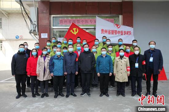 捐赠仪式现场合影留念。 石小杰 摄 捐赠仪式现场合影留念。 石小杰 摄