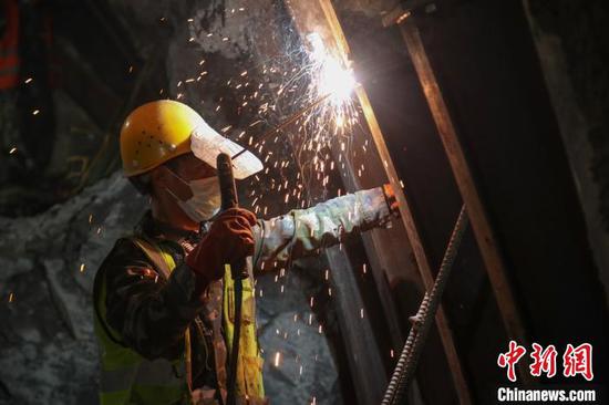 工人正在桐梓隧道(重庆端)进口左洞施工。 瞿宏伦 摄 工人正在桐梓隧道(重庆端)进口左洞施工。 瞿宏伦 摄