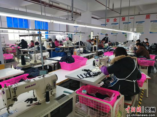 新丝南服饰织造有限公司加工车间内复工复产忙。孙磊 摄 新丝南服饰织造有限公司加工车间内复工复产忙。孙磊 摄