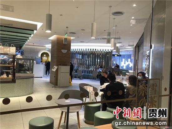 恢复堂食以后,顾客隔桌而坐。 恢复堂食以后,顾客隔桌而坐。