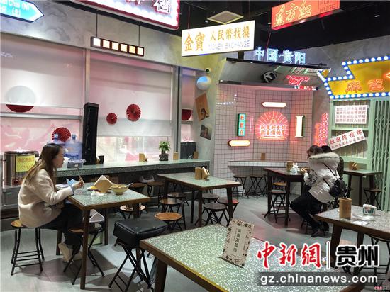 恢复堂食以后,顾客隔桌而坐。 恢复堂食以后,顾客隔桌而坐。