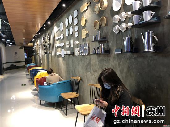 顾客在休息区排队等候用餐 顾客在休息区排队等候用餐