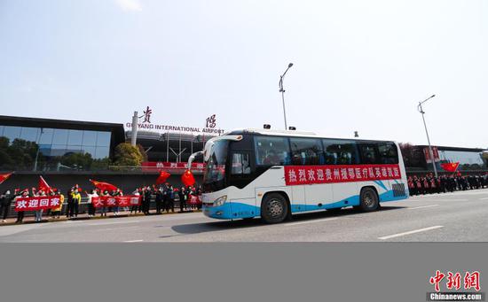 3月19日中午,贵州第七批支援湖北医疗队147名队员乘机从武汉返回贵阳。随后,医疗队员们乘坐大巴统一至指定地点进行集中隔离修养。图为不少市民到机场接机。张晖 摄 3月19日中午,贵州第七批支援湖北医疗队147名队员乘机从武汉返回贵阳。随后,医疗队员们乘坐大巴统一至指定地点进行集中隔离修养。图为不少市民到机场接机。张晖 摄