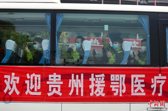 3月19日中午,贵州第七批支援湖北医疗队147名队员乘机从武汉返回贵阳。随后,医疗队员们乘坐大巴统一至指定地点进行集中隔离修养。图为大巴上的医疗队员挥手打招呼。 张晖 摄 3月19日中午,贵州第七批支援湖北医疗队147名队员乘机从武汉返回贵阳。随后,医疗队员们乘坐大巴统一至指定地点进行集中隔离修养。图为大巴上的医疗队员挥手打招呼。 张晖 摄