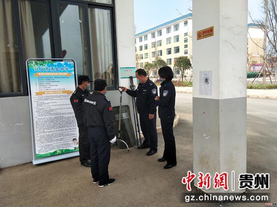 民警对学校内部进行安全检查 民警对学校内部进行安全检查