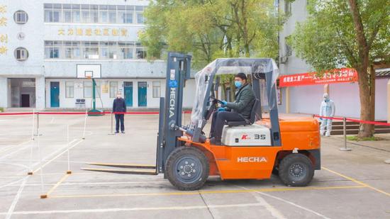图为叉车作业考试现场.宁波市市场监管局供图