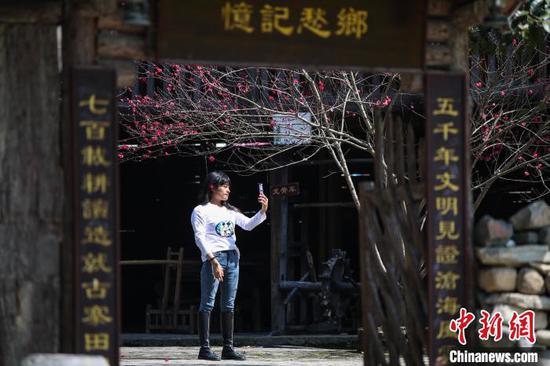 游客在贵州凤冈长碛古寨乡愁记忆馆自拍。 瞿宏伦 摄