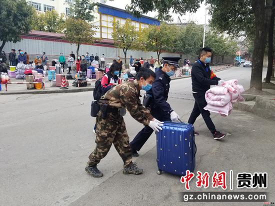 民警帮助学生搬行李 民警帮助学生搬行李