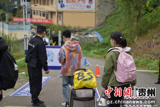 民警有序引导学生健康扫码 民警有序引导学生健康扫码