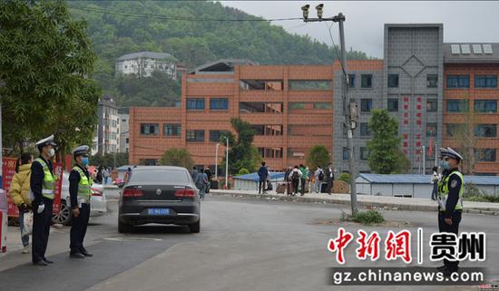 维护校园周边交通秩序 维护校园周边交通秩序