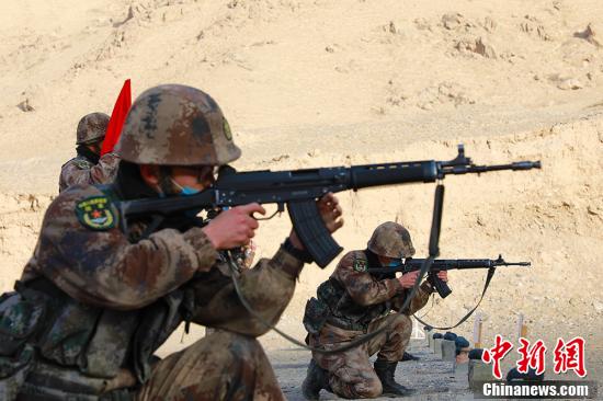新疆边防官兵在天山深处训练考核