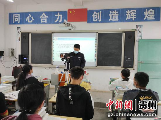 民警为学生上安全课 民警为学生上安全课