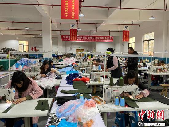 图为贵州易地扶贫搬迁社区引进企业实现“家门口”就业。 刘鹏 摄 图为贵州易地扶贫搬迁社区引进企业实现“家门口”就业。 刘鹏 摄