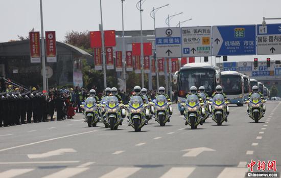 3月19日中午,贵州第七批支援湖北医疗队147名队员乘机从武汉返回贵阳。随后,医疗队员们乘坐大巴统一至指定地点进行集中隔离修养。图为医疗队队员返回贵阳。 张晖 摄 3月19日中午,贵州第七批支援湖北医疗队147名队员乘机从武汉返回贵阳。随后,医疗队员们乘坐大巴统一至指定地点进行集中隔离修养。图为医疗队队员返回贵阳。 张晖 摄