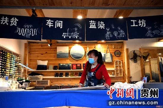 3月18日,在贵州省榕江县卧龙移民安置小区,一位移民妇女在扶贫车间作业。 3月18日,在贵州省榕江县卧龙移民安置小区,一位移民妇女在扶贫车间作业。