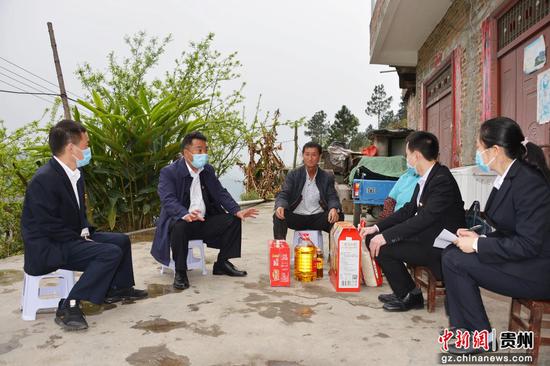 农信党员深入村组进行走访慰问 农信党员深入村组进行走访慰问