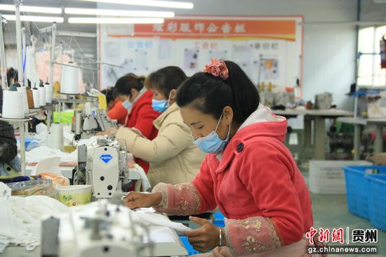 车间工人正在赶工 车间工人正在赶工