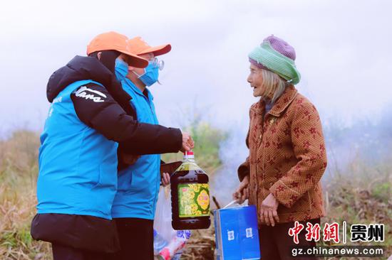 图为志愿者为杨秀半奶奶送去生活用品。 图为志愿者为杨秀半奶奶送去生活用品。