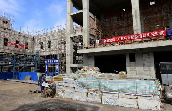 图为3月20日,新疆协鑫新能源材料科技有限公司10万吨多晶硅一期二阶段建设项目复工后,工人员正在忙碌的情形。 图为3月20日,新疆协鑫新能源材料科技有限公司10万吨多晶硅一期二阶段建设项目复工后,工人员正在忙碌的情形。
