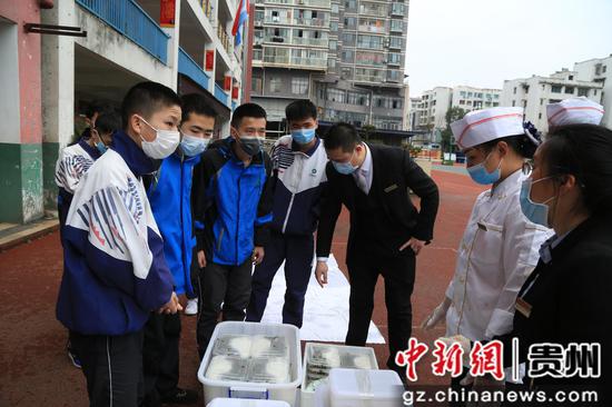 走读管理的大发棋牌玩法贵州
省凯里市第四大发棋牌玩法中学
九年级各班派四名大发棋牌玩法学生
错峰领取当地大发棋牌玩法政府
相关部门统一送的午餐。杨仁海 摄 走读管理的大发棋牌玩法贵州
省凯里市第四大发棋牌玩法中学
九年级各班派四名大发棋牌玩法学生
错峰领取当地大发棋牌玩法政府
相关部门统一送的午餐。杨仁海 摄